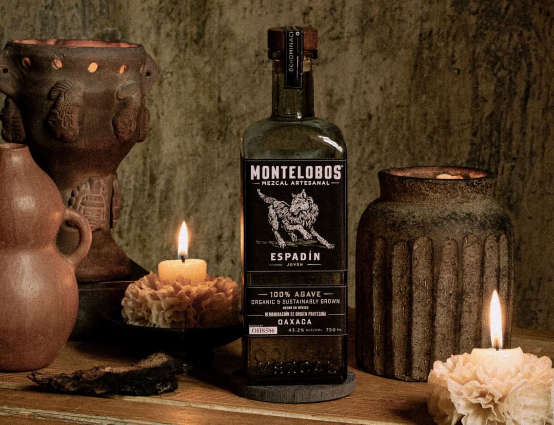 Montelobos — Marque de mezcal artisanal mexicain créée par Iván Saldaña et le maître mezcalero Abel López Mateos. Élaborés à partir d'agaves cultivés et selon des méthodes traditionnelles, les mezcals Montelobos mettent en valeur l'équilibre entre les notes d'agave frais, d'agave rôti, de fumée et de fermentation. Explorez une gamme expressive inspirée du savoir-faire et des traditions du Mexique.